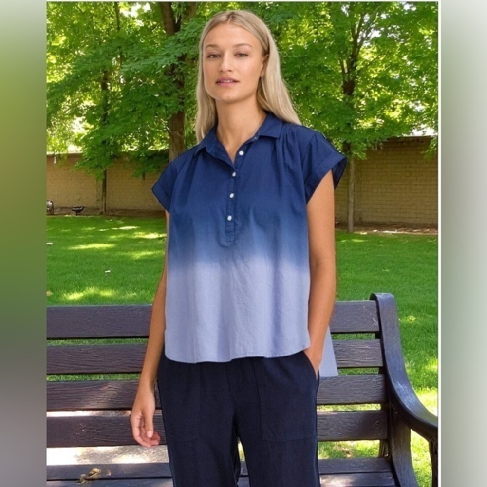 GAP Blue Ombre 3/4 Button-Up Blouse, short sleeves, rounded hem. 💙🩵